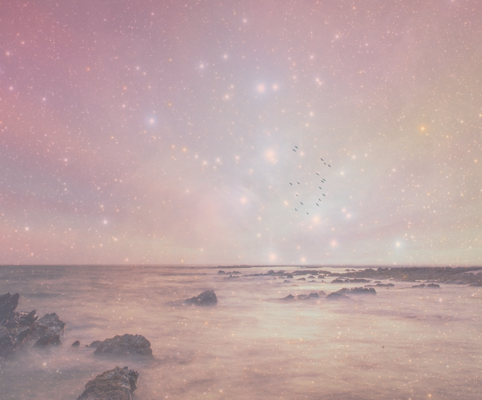 Zachte kosmische achtergrond met sterren en zee, gebruikt voor Lichtpuntjes van Binnenuit op de website van Nicole Broers.